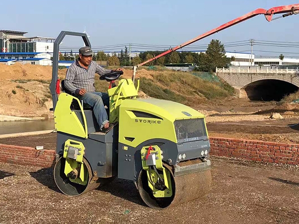 Small road roller working video